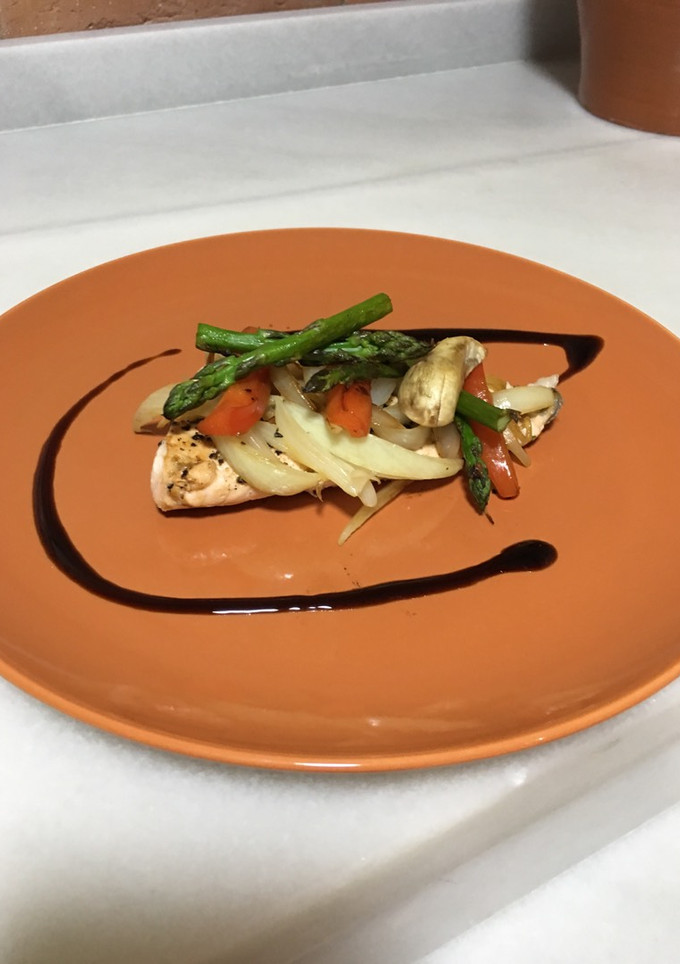 Una foto de Salmón a la plancha con verduras
