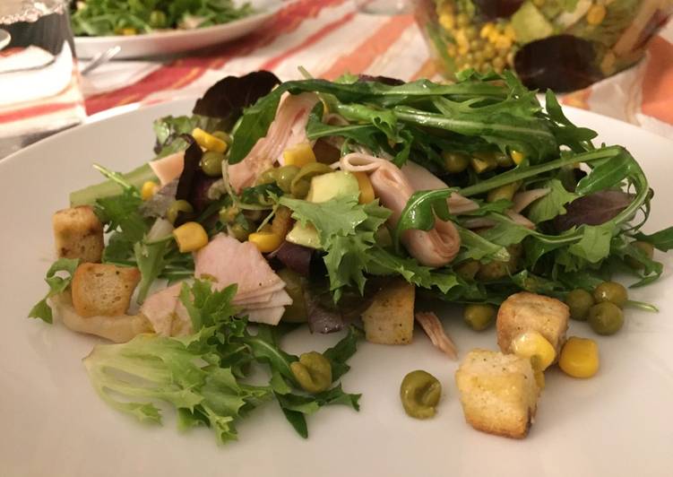 Cena en 10 minutos: ensalada completa con pavo