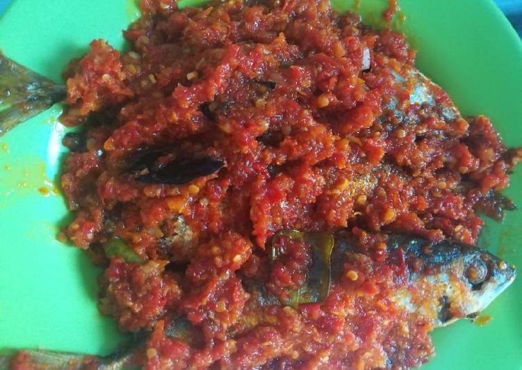 Langkah Mudah untuk Menyiapkan Ikan goreng sambal, Sempurna