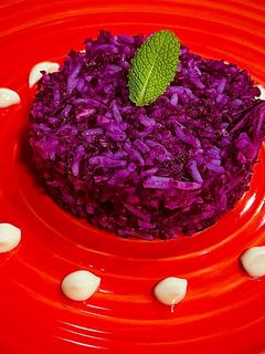 Una foto de Lombarda y arroz blanco con mahonesa y hierbabuena