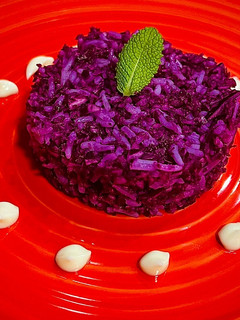 Una foto de Lombarda y arroz blanco con mahonesa y hierbabuena