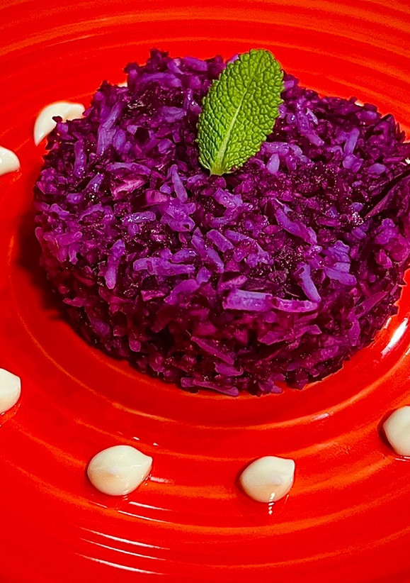 Una foto de Lombarda y arroz blanco con mahonesa y hierbabuena