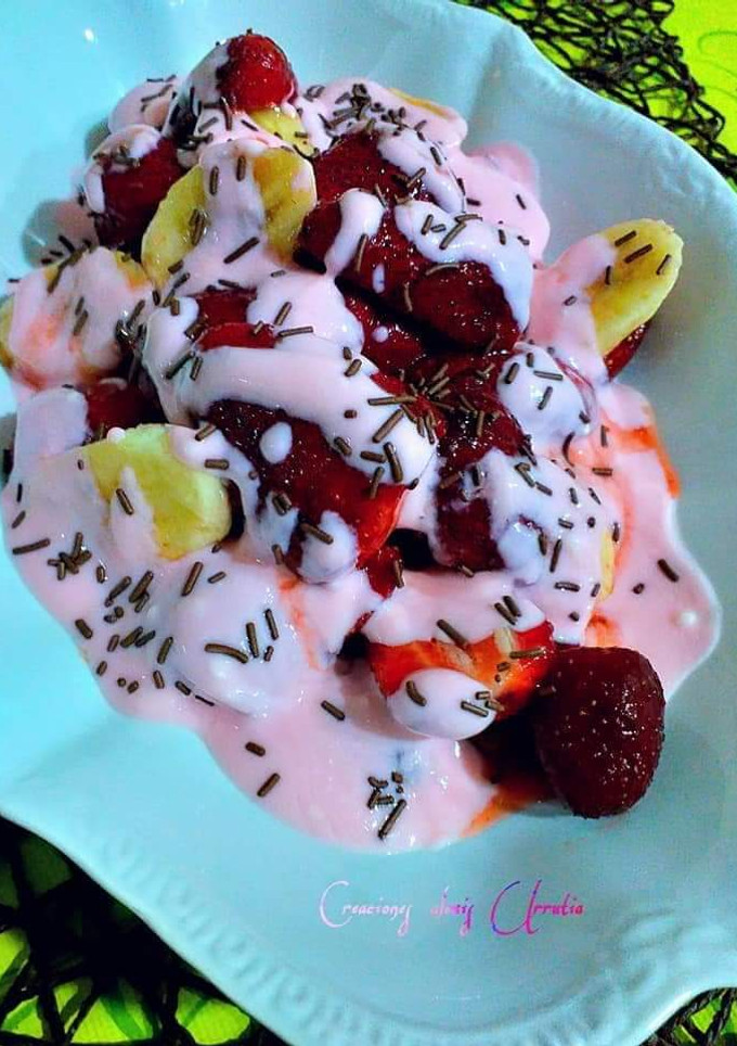 Una foto de Fresas con plátanos en salsa de yogurt y fedeos de chocolate