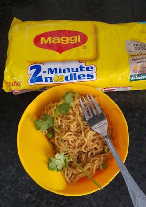 चटपटा मैगी नूडल्स (chatpata maggi noodles recipe in Hindi) रेसिपी मुख्य फोटो