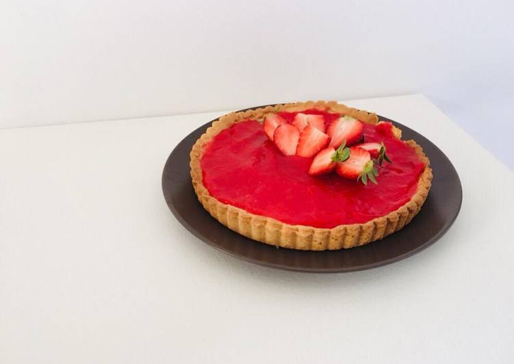Recipe of Perfect Crostata con crema all’acqua gusto fragola