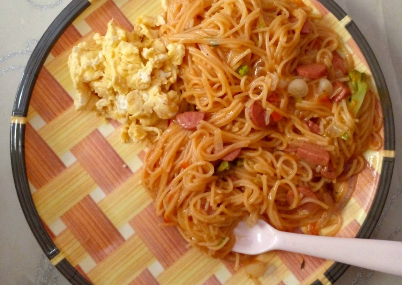 Jollof Spaghetti🍝 and Fried egg