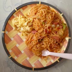 A picture of Jollof Spaghetti🍝 and Fried egg.