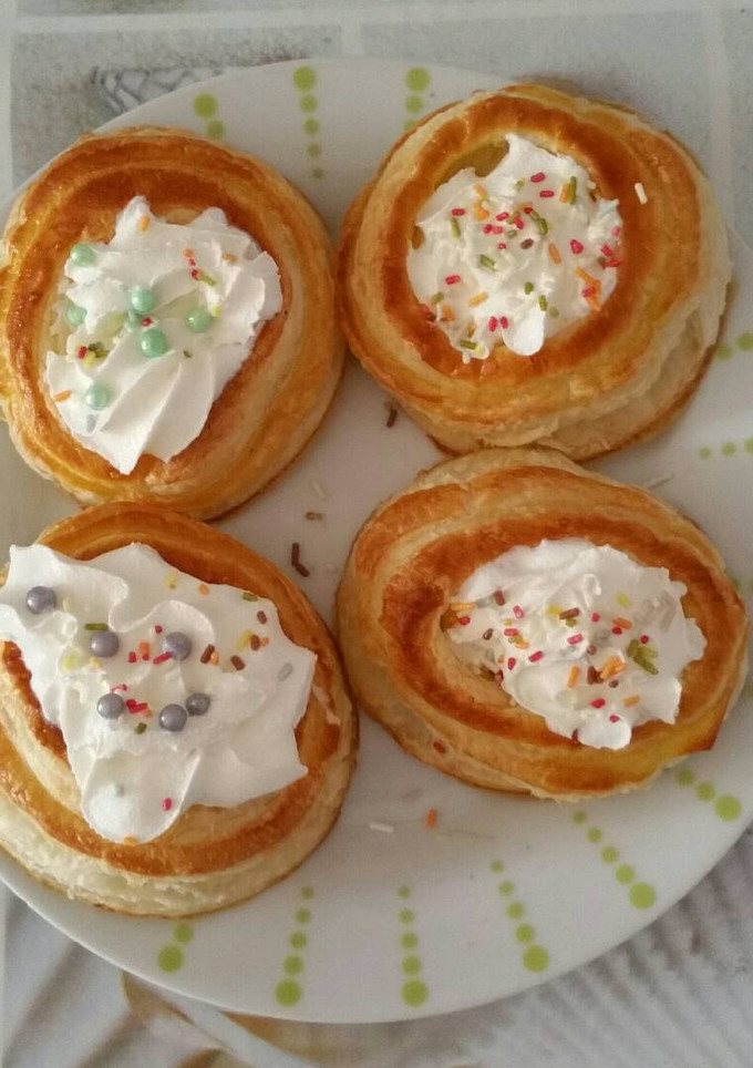 Una foto de Cestitas de hojaldre y nata