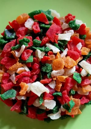 तरबूज के छिलके का टूटी फ्रूटी(Tarbooj ke chilke ke tutti fruity recipe in hindi) रेसिपी मुख्य फोटो