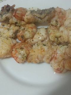Una foto de Brochetas de rape y gambones