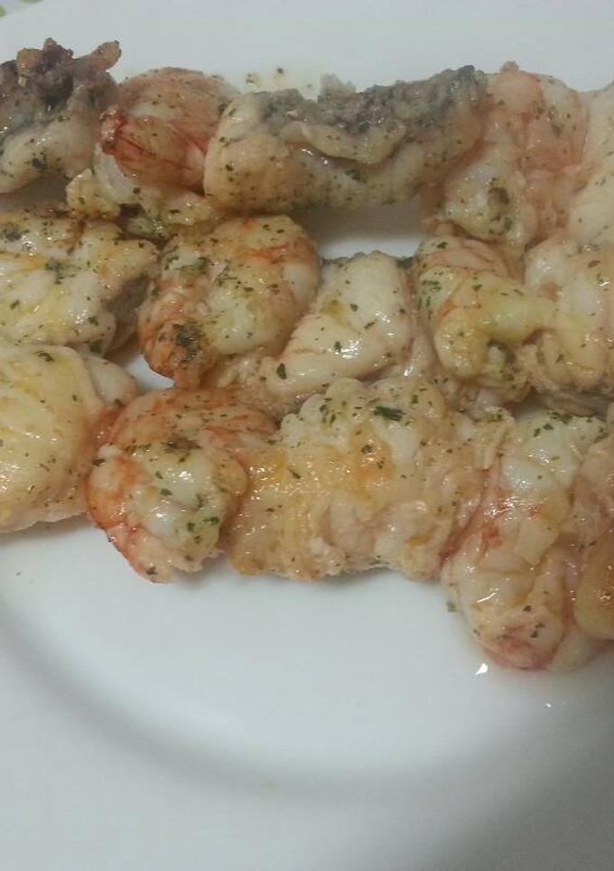 Una foto de Brochetas de rape y gambones