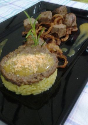 Una foto de Timbal de arroz, con cubo de Hígado, sobre colchón de Cebolla Fr