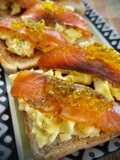 Mini tosta de salmón con huevo y cebolla