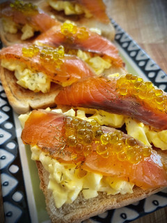 Una foto de Mini tosta de salmón con huevo y cebolla