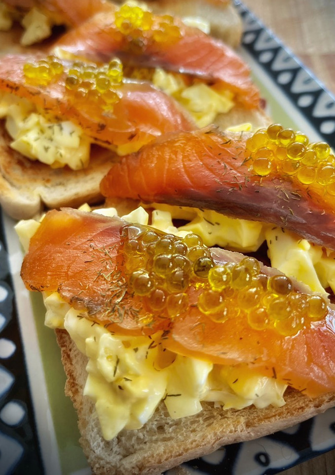 Una foto de Mini tosta de salmón con huevo y cebolla