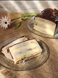 Una foto de 🍌Torta helada / Postre banana split - con dulce de leche y mantequilla de maní bañado en chocolate🍌