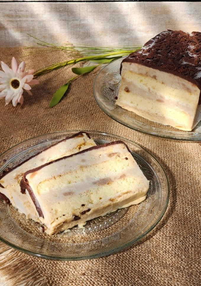 Una foto de 🍌Torta helada / Postre banana split - con dulce de leche y mantequilla de maní bañado en chocolate🍌