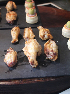 Una foto de Alitas de pollo con volovanes