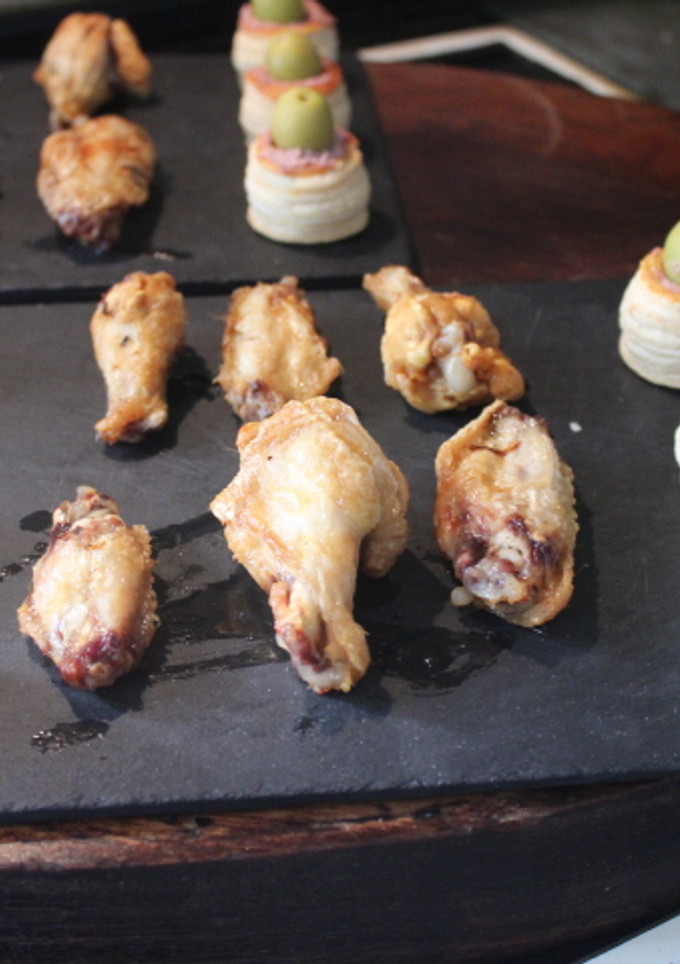 Una foto de Alitas de pollo con volovanes
