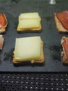 Una foto de Tostadas con jamón y queso