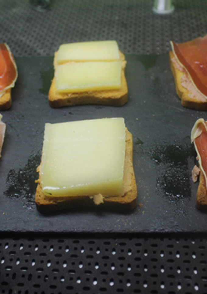Una foto de Tostadas con jamón y queso