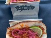 Una foto de lomo de cerdo estilo pibil