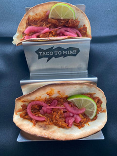 Una foto de Tacos de cochinilla pibil