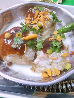 ब्रेड दही भल्ला चाट (Bread dahi bhalla chaat recipe in Hindi) रेसिपी मुख्य फोटो