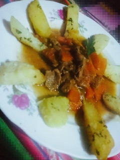 Una foto de Guiso de carne estofada con patatas a la francesa🥩🍲🥔