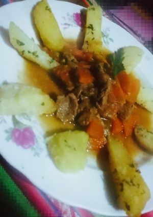 Una foto de Guiso de carne estofada con patatas a la francesa🥩🍲🥔