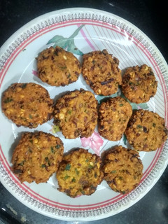 முடக்கத்தான் கீரை வடை (Mudakkathan keerai vadai recipe in tamil) செய்முறை முக்கிய புகைப்படம்