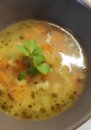 Tárkonyos zelleres csirke leves recept fotója