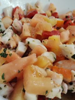 Una foto de Salpicón de pulpo y gambas con tomate rosa y vinagreta de mostaza