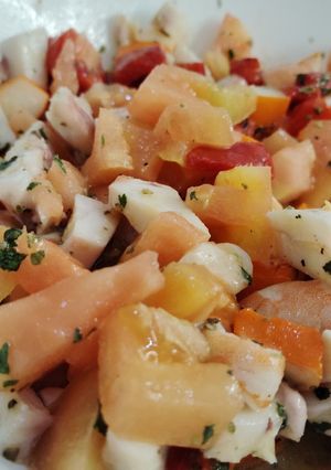 Una foto de Salpicón de pulpo y gambas con tomate rosa y vinagreta de mostaza