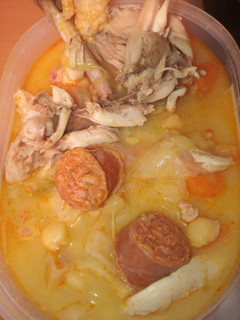 Una foto de Cocido de garbanzos con pollo