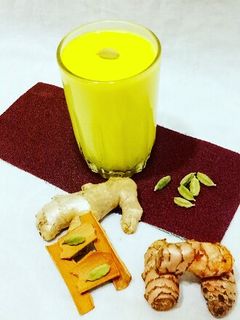 गरमागरम ओल्या हळदीचे दूध (olya hardhichi dudh recipe in marathi) रेसिपी चे मुख्य फोटो