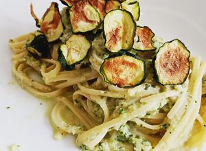 Foto di Bavettine con pesto di zucchine Bimby e chips croccanti