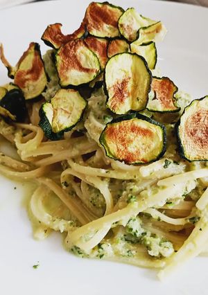 Foto di Bavettine con pesto di zucchine Bimby e chips croccanti