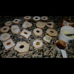 A picture of Linzer cookies.