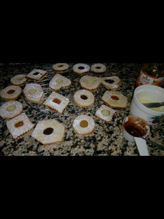 A picture of Linzer cookies.
