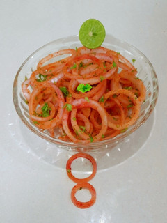 ઓનિયન લચ્છા સલાડ (Onion Lachha Salad Recipe In Gujarati) રેસીપી મુખ્ય ફોટો