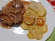 Una foto de bifes con cebolla