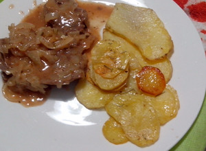 Una foto de Carne a la cacerola con cebolla y papas a la española