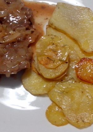 Una foto de Carne a la cacerola con cebolla y papas a la española