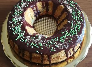 Foto di Ciambella al pistacchio con glassa di cioccolato