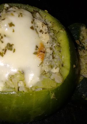 Una foto de Zapallito relleno de arroz, brócoli y queso