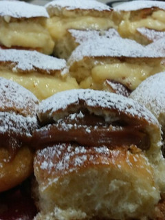 Una foto de Pancitos dulces rellenos con dulce de leche y crema pastelera