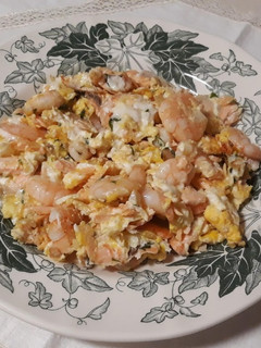 Una foto de Revuelto de salmón fresco y gambas