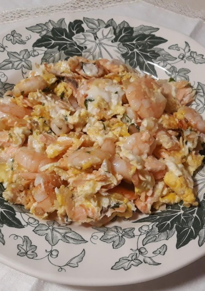 Una foto de Revuelto de salmón fresco y gambas