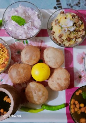 A picture of Golgappe.